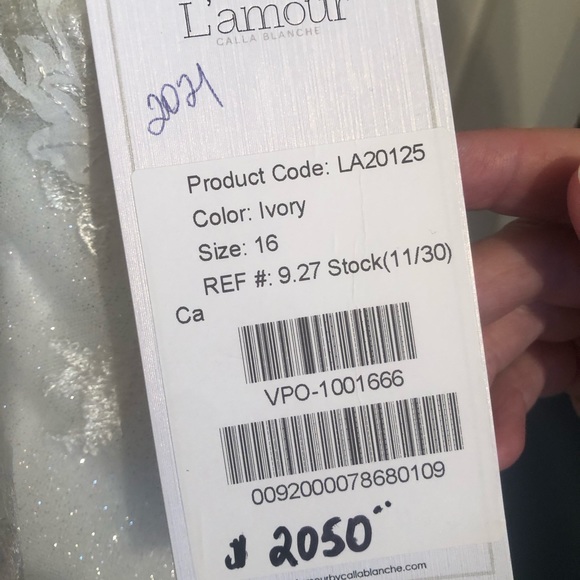 Beautiful wedding dress. Never worn, only tried on a couple times. Size 16. - Picture 3 of 3